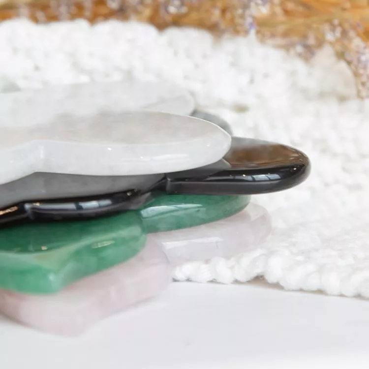 Jade Roller Gua Sha သည် လူတိုင်းအတွက် မရှိမဖြစ်လိုအပ်သော Skincare တစ်ခုဖြစ်လာရသနည်း။