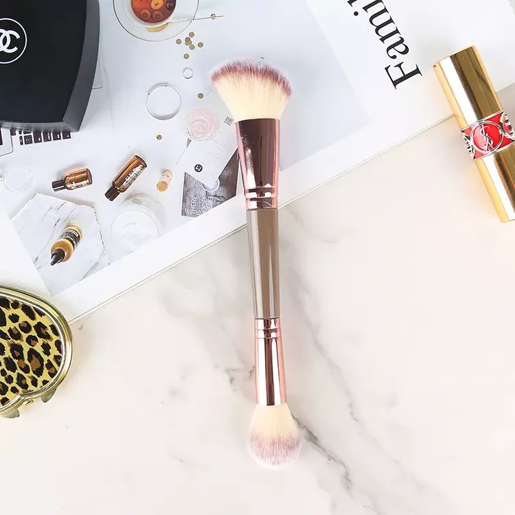 Blush Single Makeup Brush ပါ။